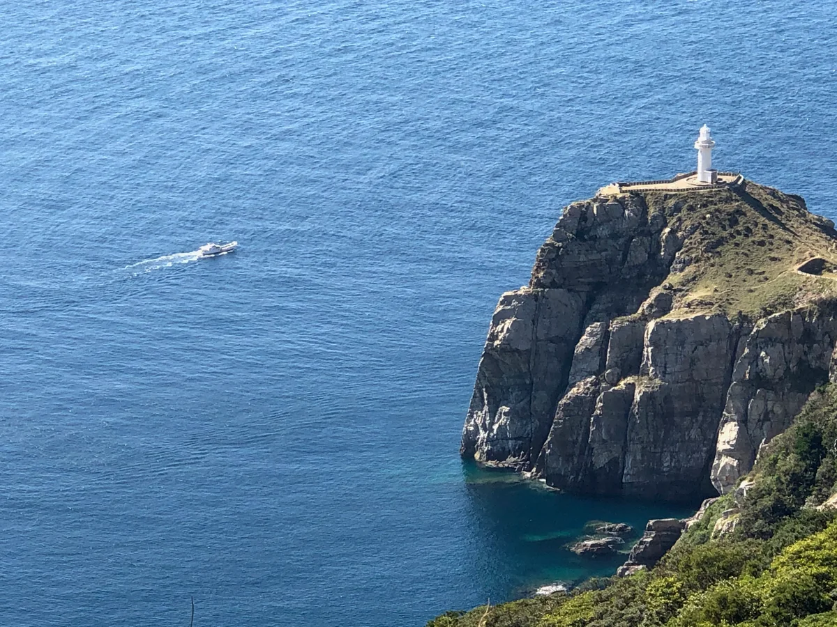 投稿写真：東シナ海に聳え立つ大瀬崎灯台