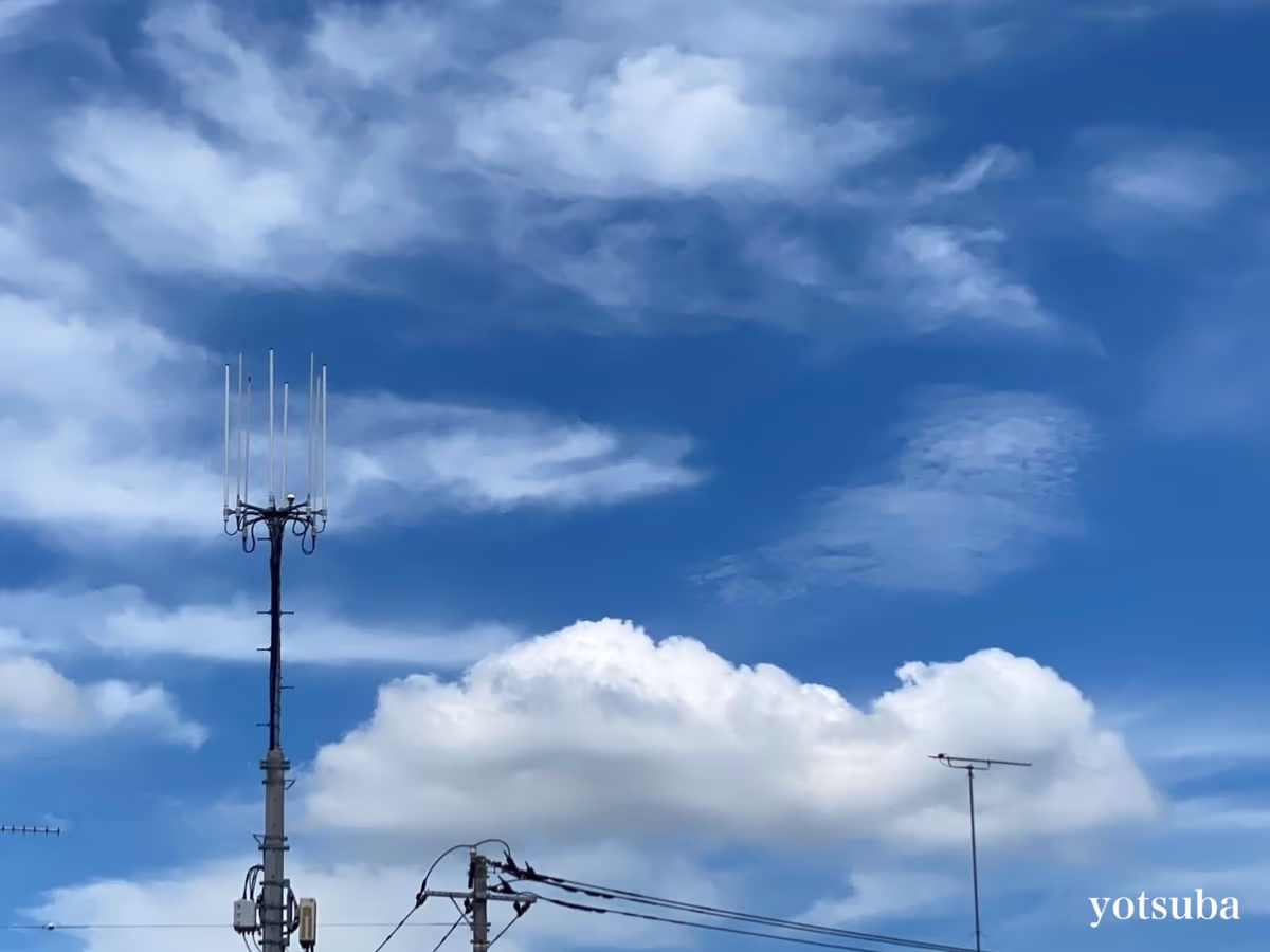 投稿写真：空とアンテナ