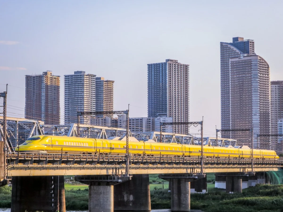 投稿写真：タワマンとドクターイエロー