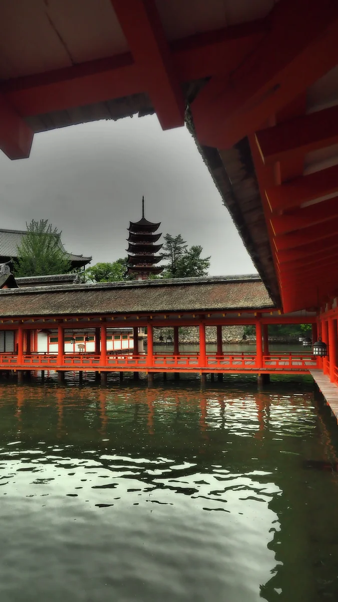 投稿写真：厳島神社　紅の回廊と五重塔