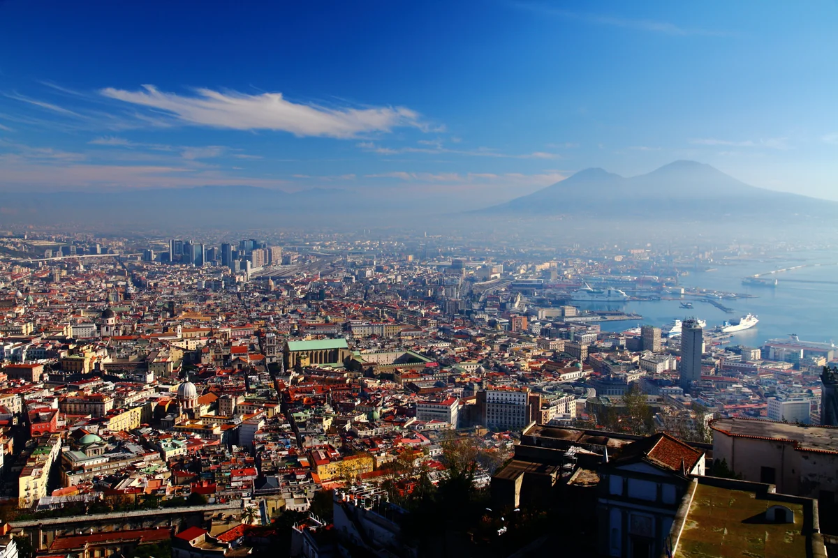 投稿写真：ナポリ市街とヴェスヴィオ山