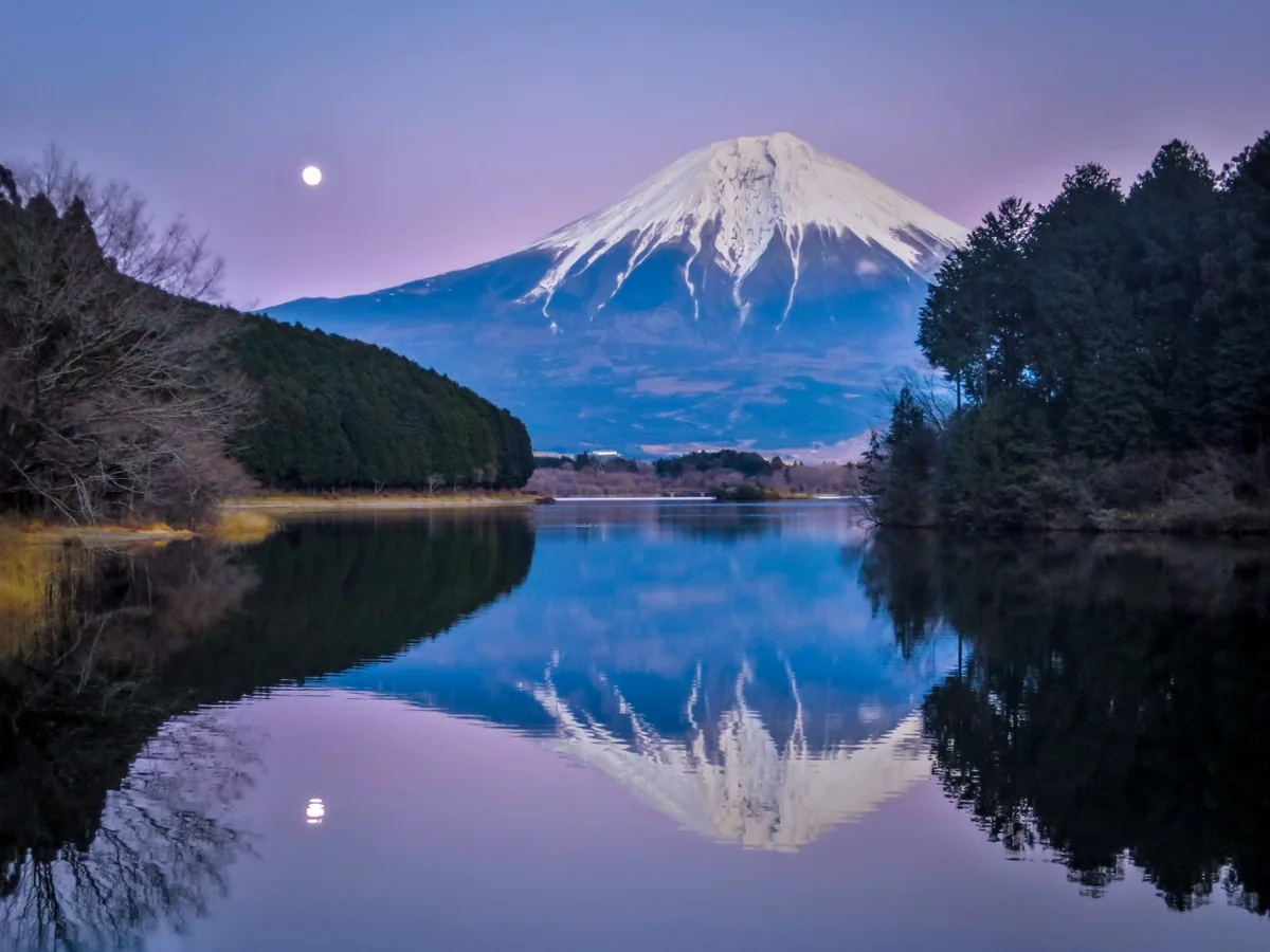 投稿写真：ビーナスベルトを背景に富士山と月のリフレクション