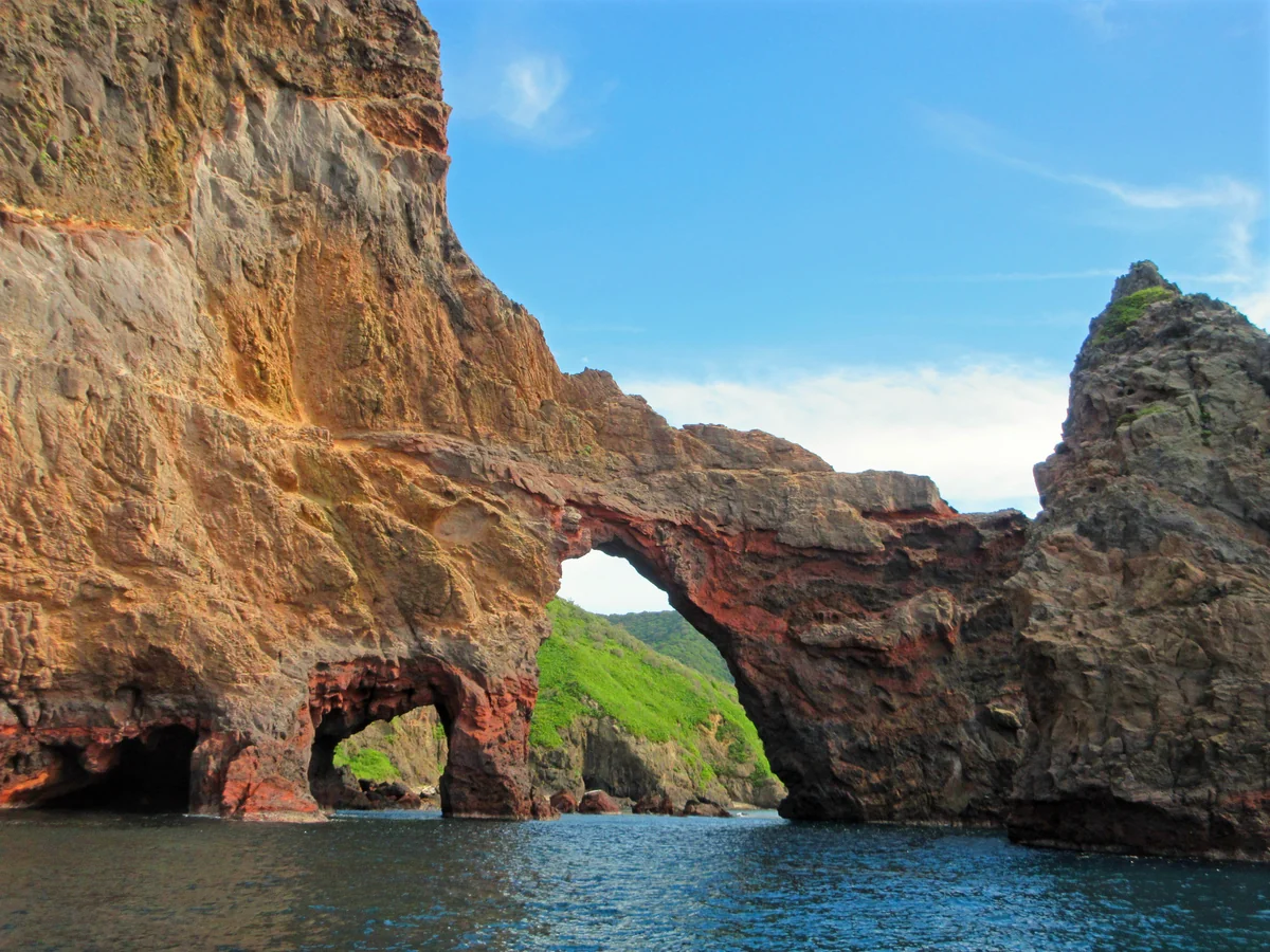 投稿写真：国賀海岸を船から望む