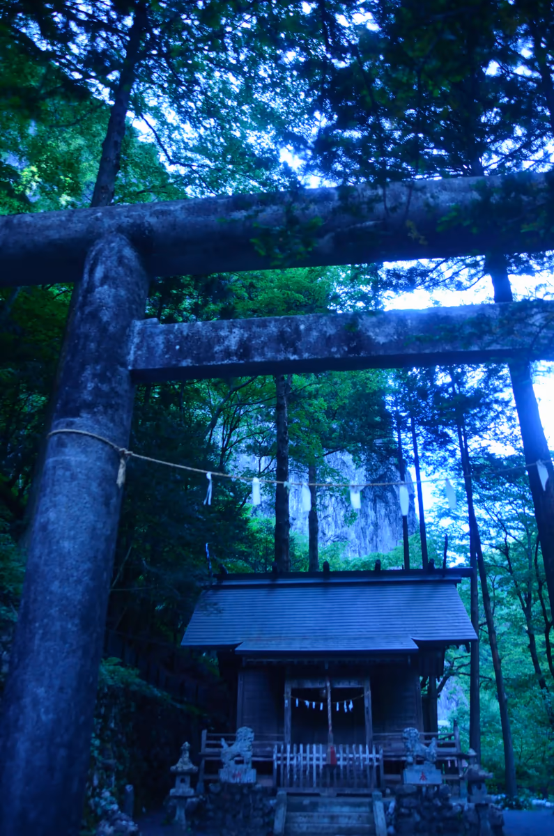 投稿写真：崖の下の祠