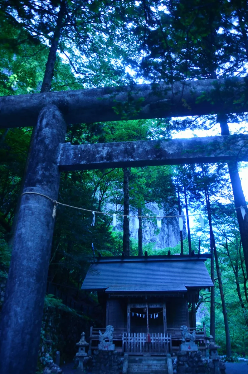 投稿写真：崖の下の祠