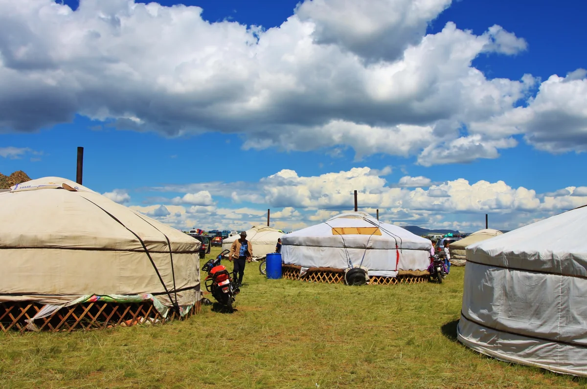 投稿写真：草原の中のゲル(祭り)