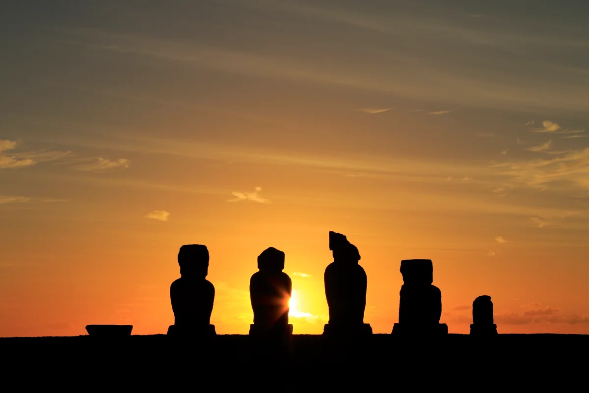 投稿写真：モアイ像の彼方に沈む夕陽