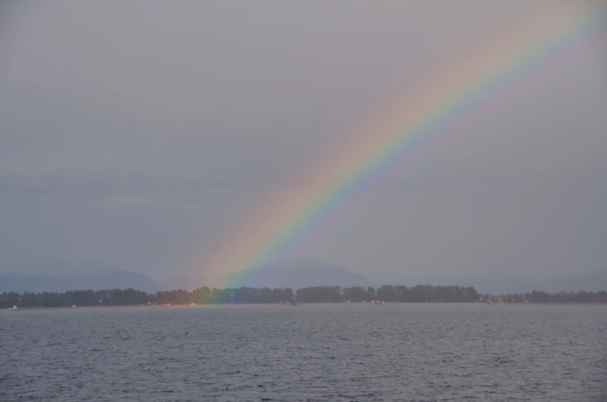 投稿写真：湖上の虹