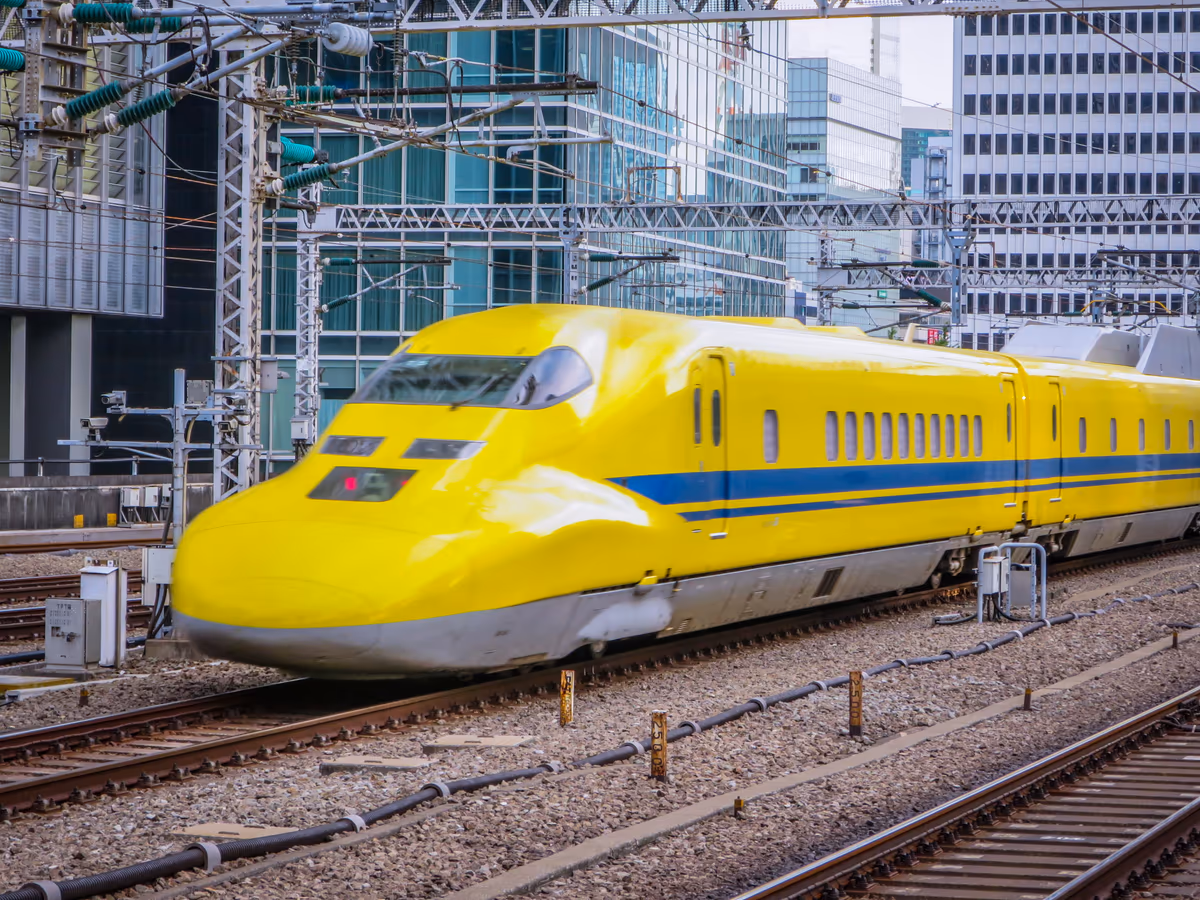 投稿写真：東京駅を発車する回送ドクターイエロー