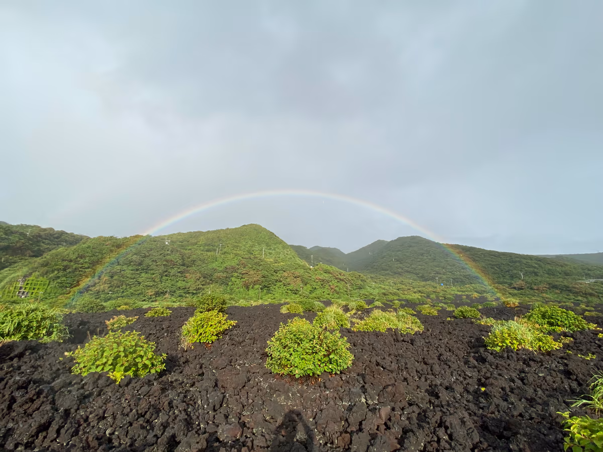 投稿写真：溶岩地帯にかかる虹