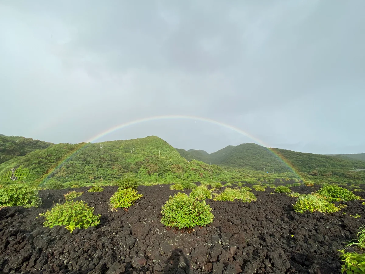 投稿写真：溶岩地帯にかかる虹