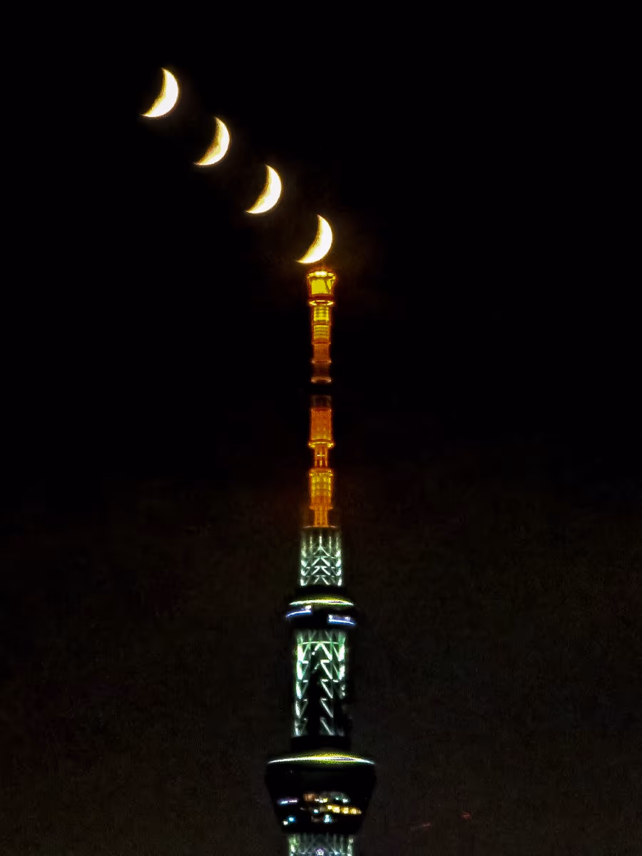 投稿写真：スカイツリー目指して沈む七日月
