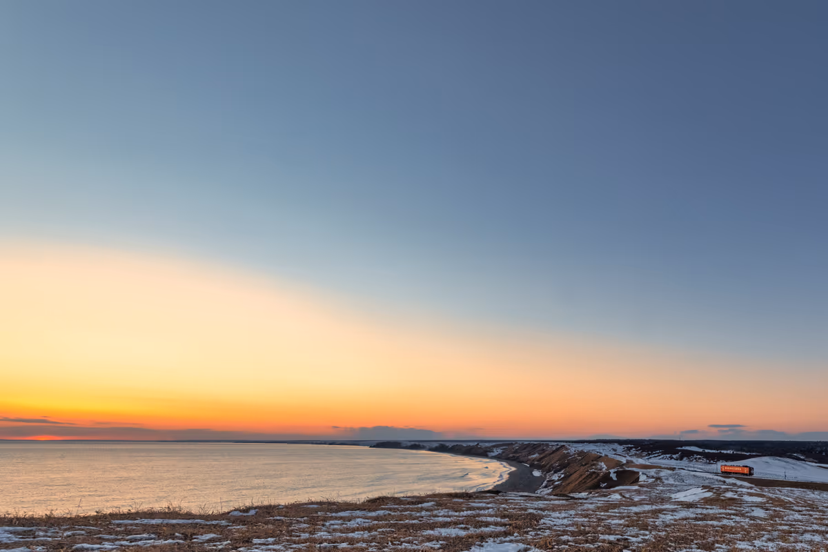 投稿写真：厳寒の海と夕日と根室本線