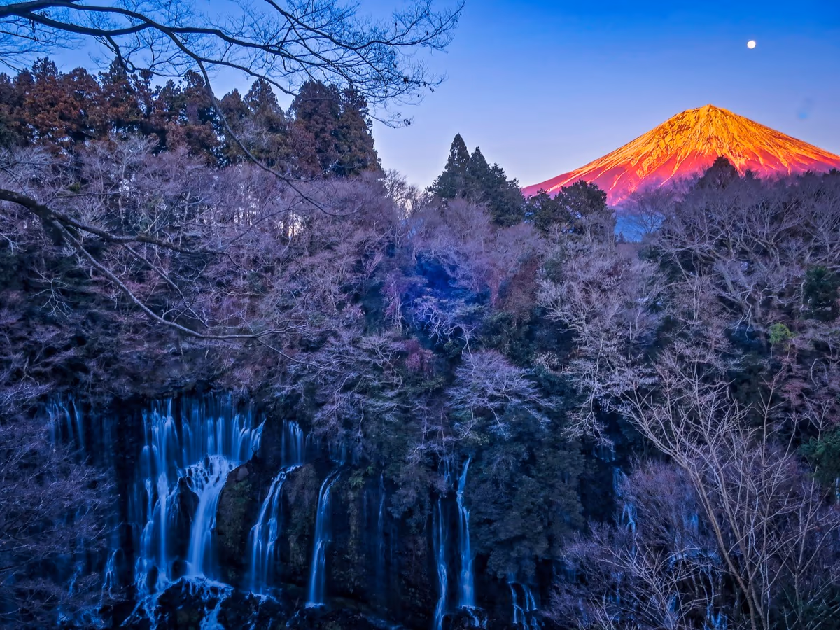 投稿写真：紅富士と十四夜月と白糸の滝