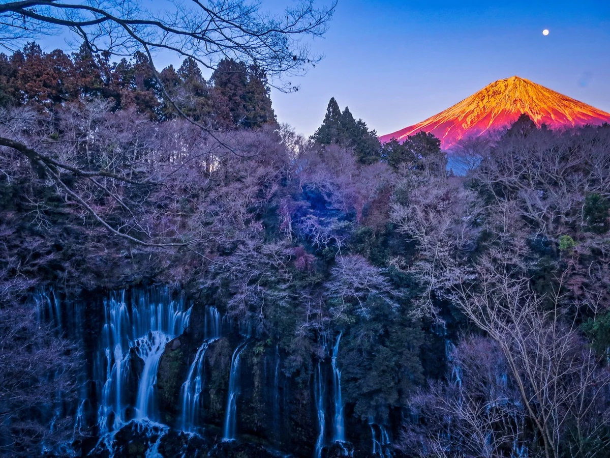 投稿写真：紅富士と十四夜月と白糸の滝