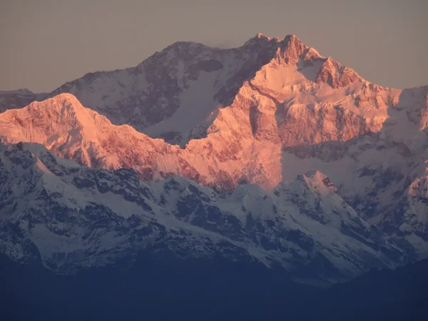 投稿：朝日に燃えるカンチェンジュンガ