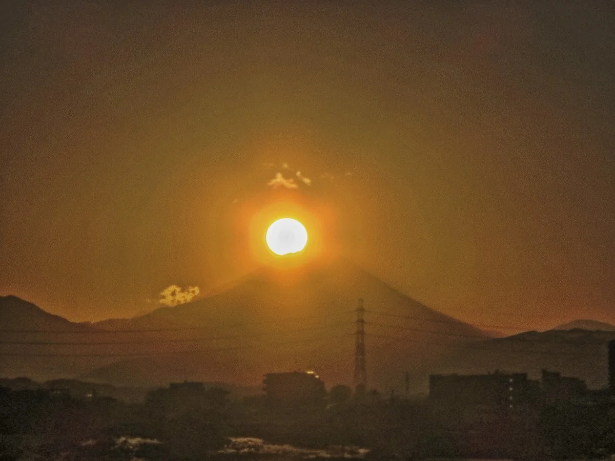 投稿写真：蛇行する川とダイヤモンド富士の始まり