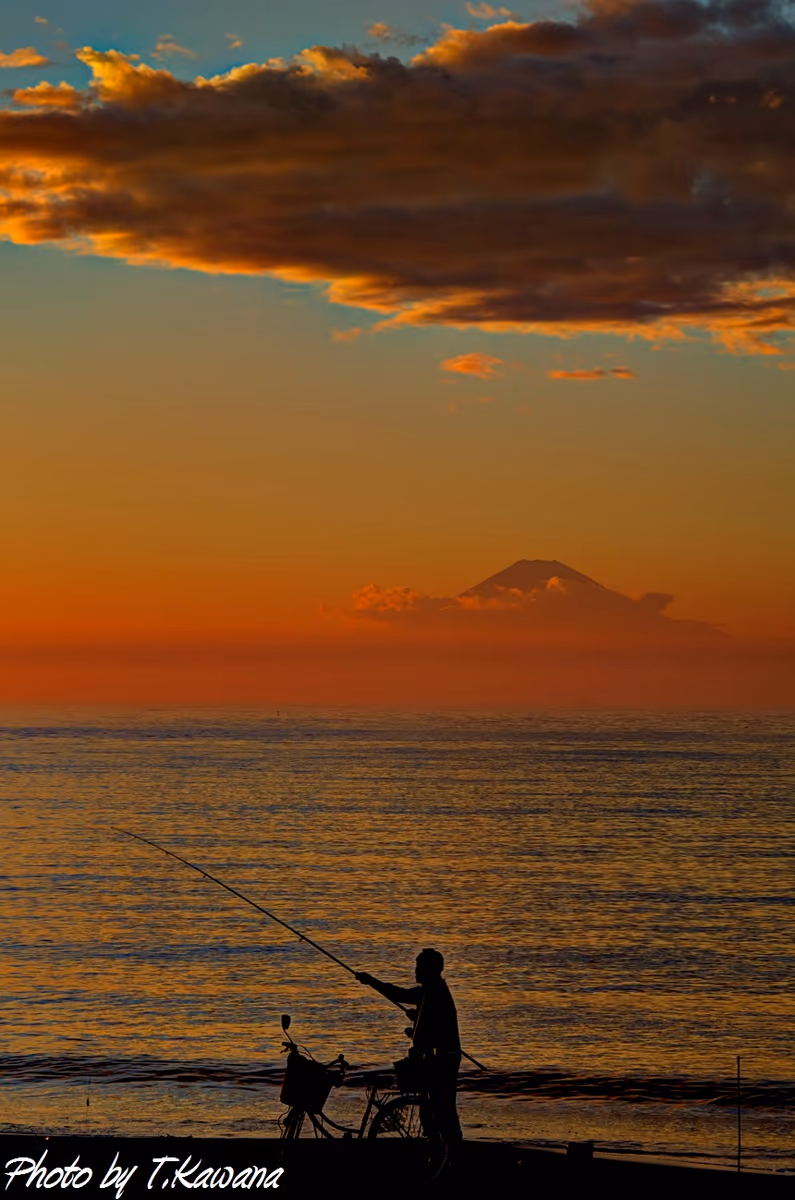 投稿写真：夕雲染まるたそがれ時の浜。