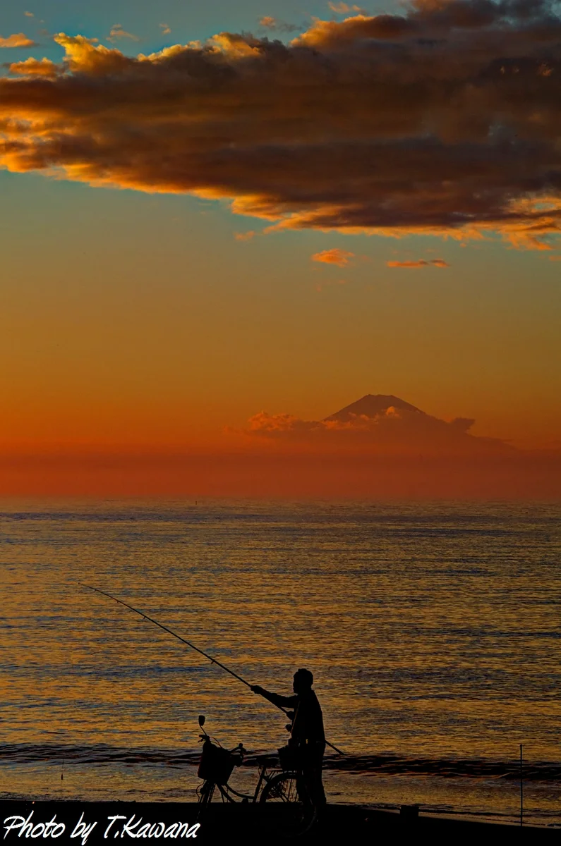 投稿写真：夕雲染まるたそがれ時の浜。