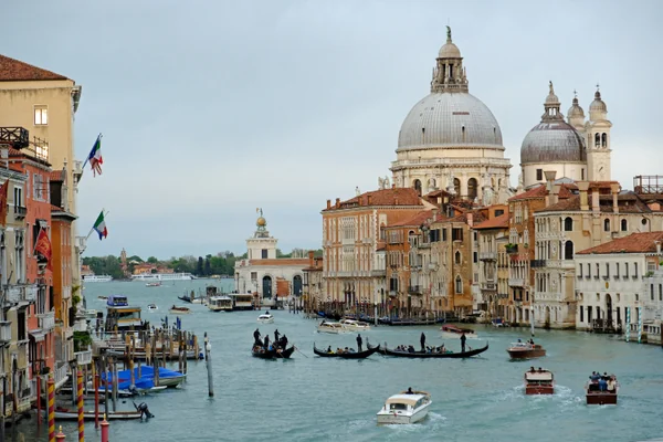 投稿：アカデミア橋から見たサルーテ大聖堂(ヴェネチア）