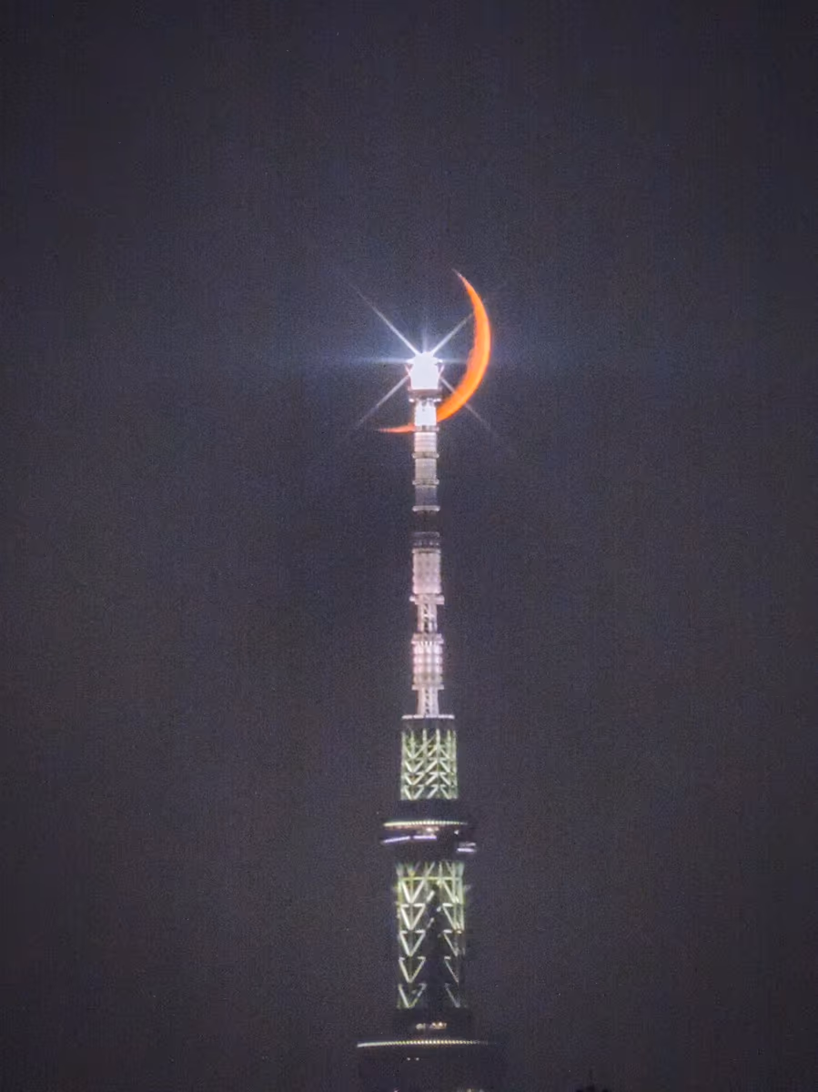 投稿写真：スカイツリーにクロスする四日月