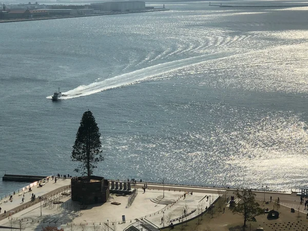 投稿：波紋が輝く神戸港