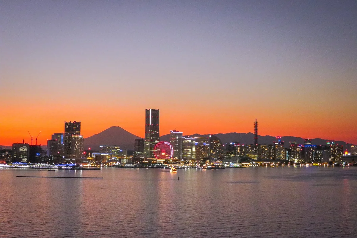 投稿写真：マジックアワーの富士山とみなとみらいの夜景