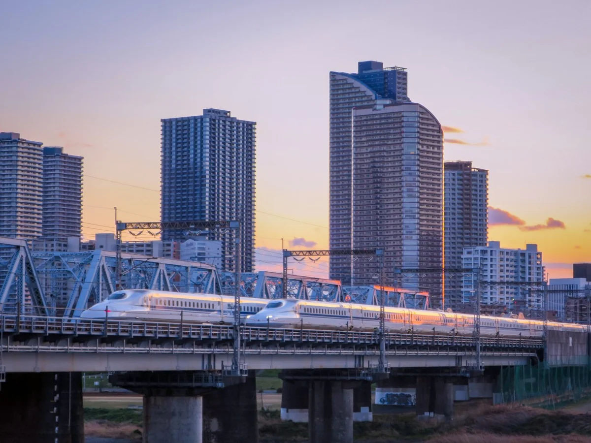 投稿写真：白い新幹線のすれ違い