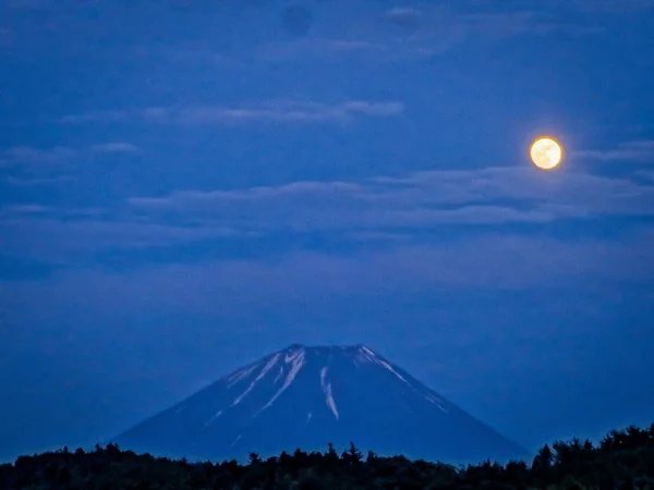 投稿：月と富士山