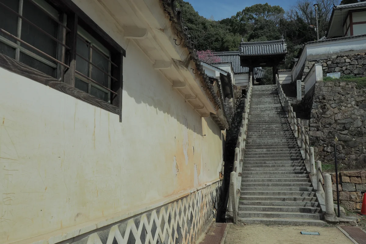 投稿写真：なまこ壁と石段