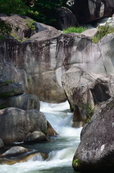 投稿：岩を洗い砕く