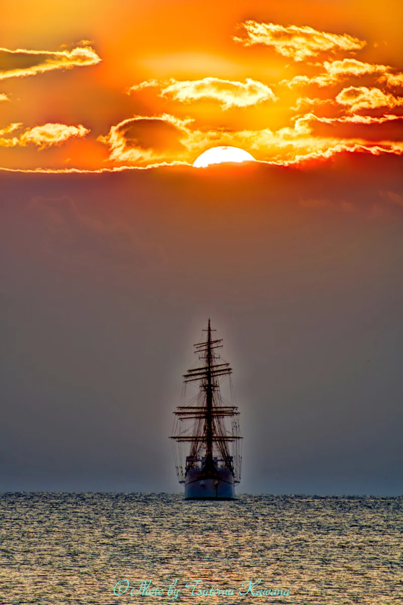 投稿写真：館山湾に浮かぶ日本丸に輝くのは、 花粉光冠（かふんこうかん）