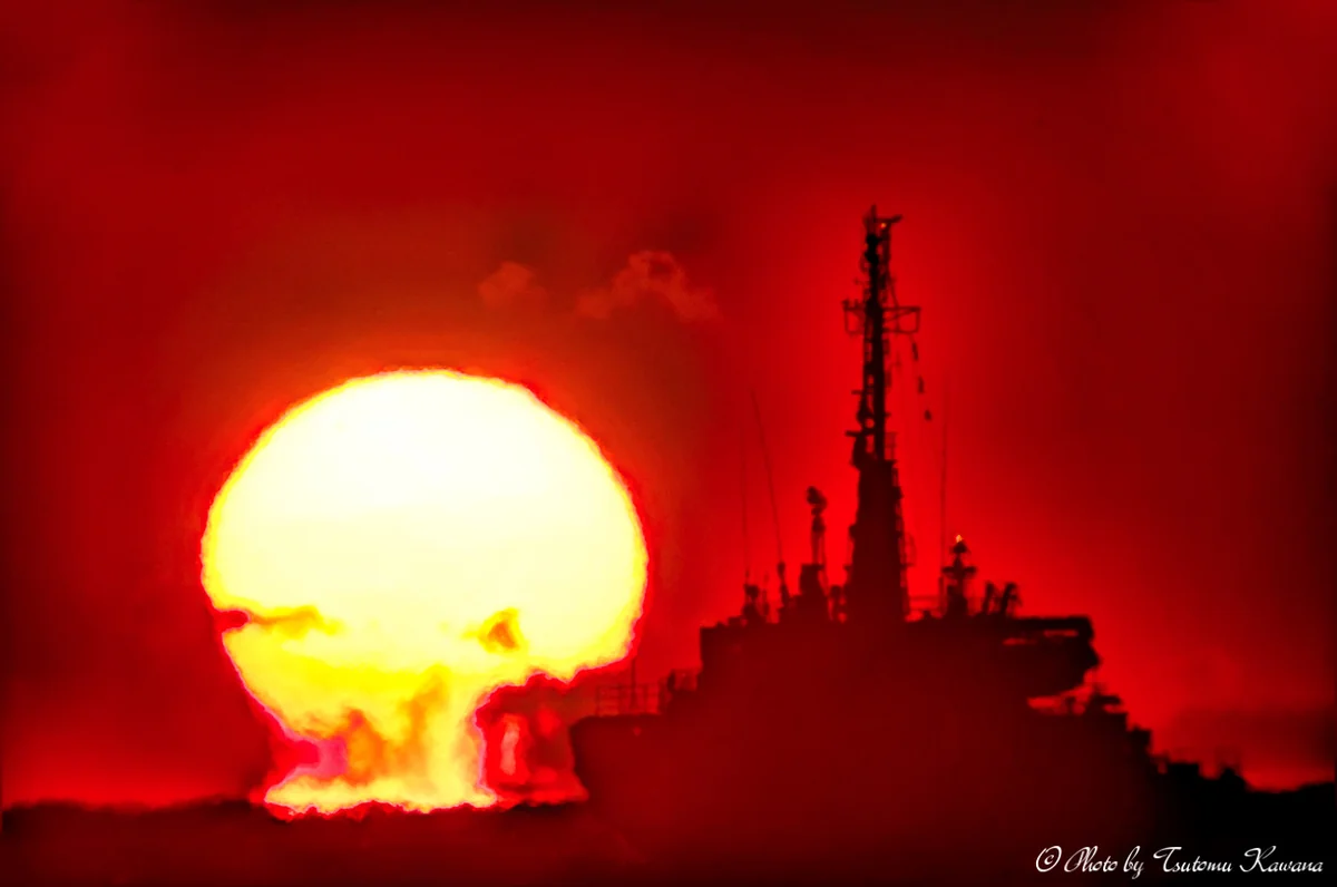 投稿写真：護衛艦「はたかぜ」をかすめる、 だるま夕陽