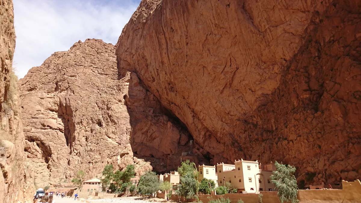 投稿写真：岩壁の下の住居