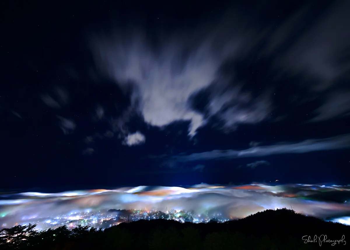 投稿写真：街灯かりに彩られる雲海