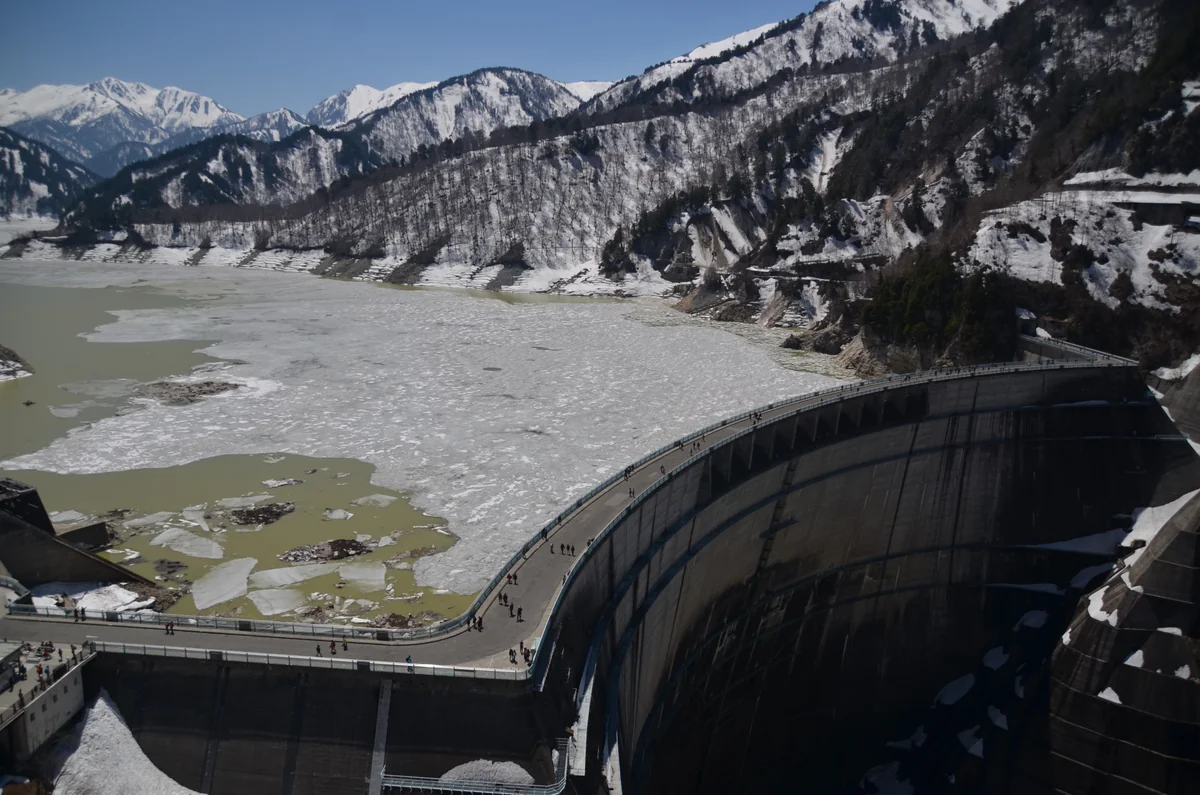 投稿写真：黒四ダム　雪解けの季節
