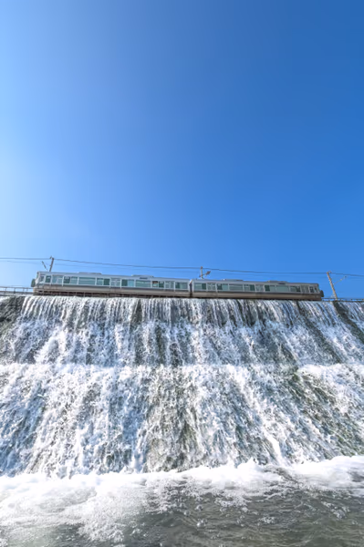 投稿：滝を走る列車