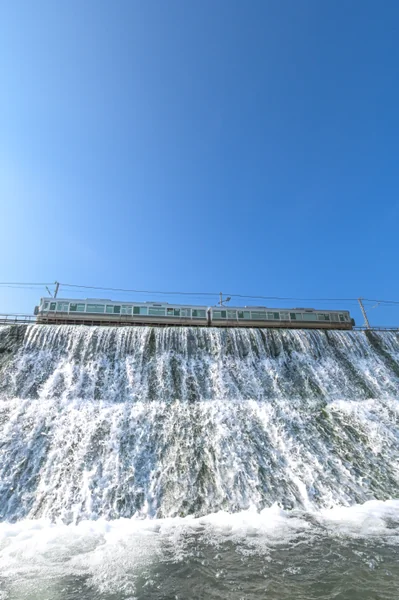 投稿：滝を走る列車