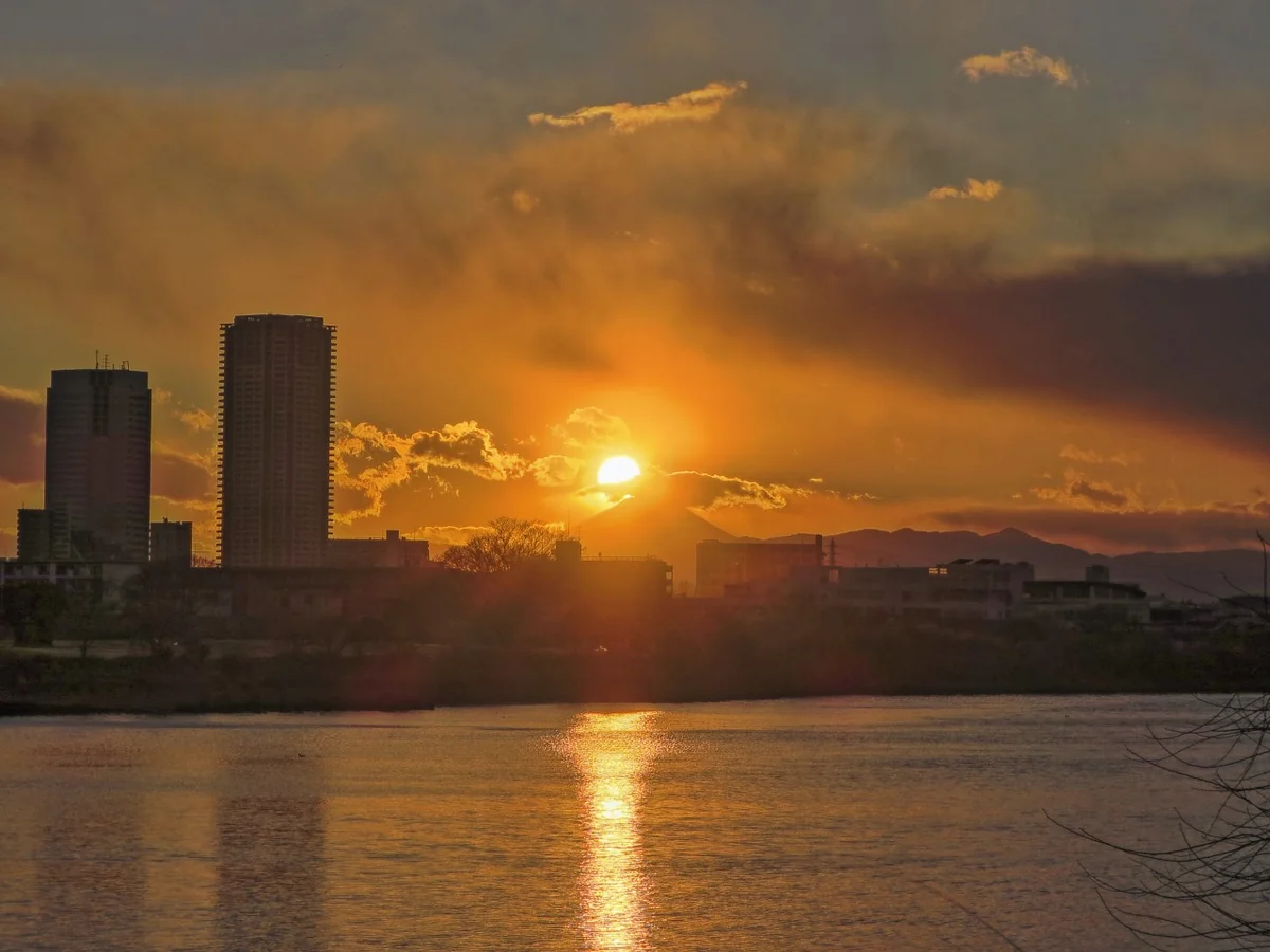 投稿写真：雲に阻まれたダイヤモンド富士