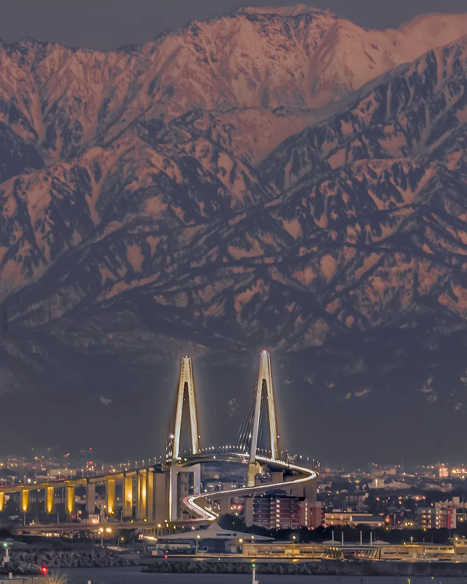 投稿写真：夕焼けの新湊大橋と夜景