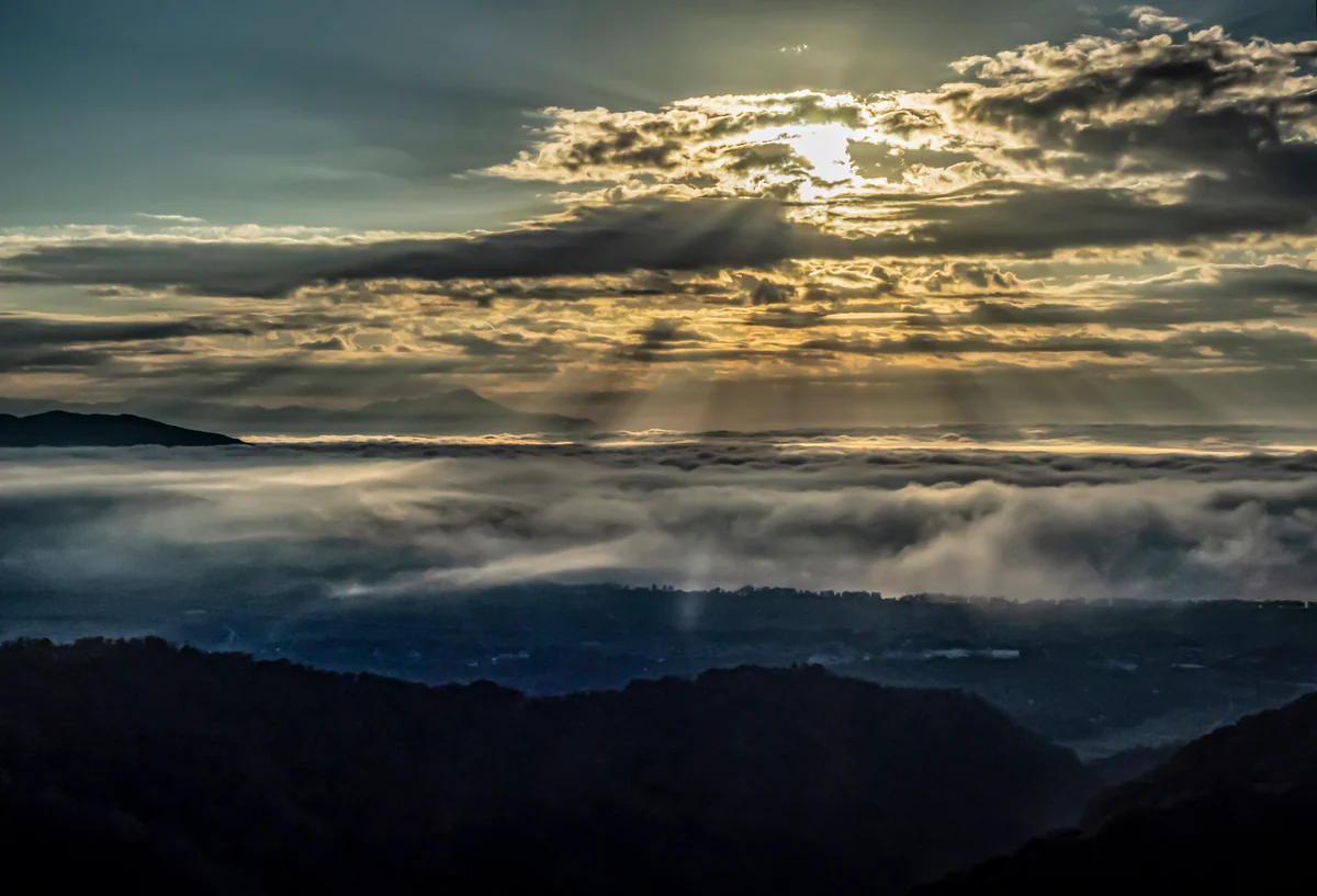 投稿写真：新・絶景奥琵琶湖の雲海と光芒