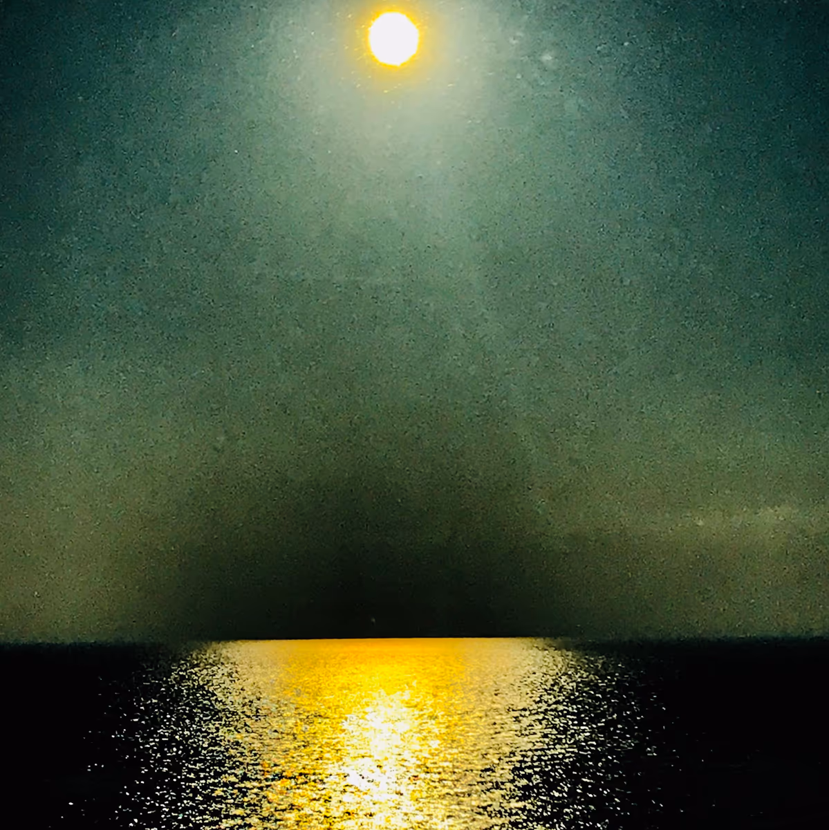 投稿写真：金色に染まる海