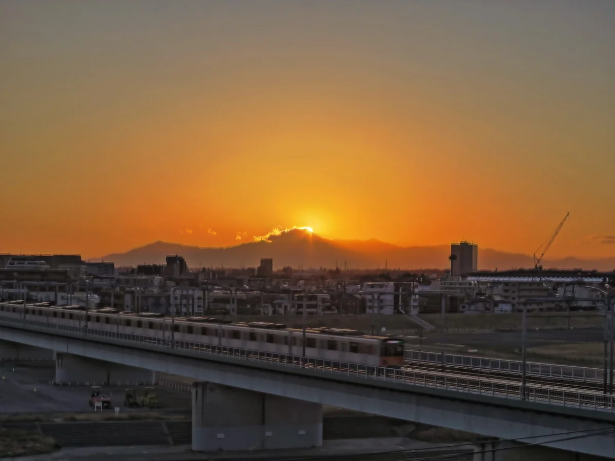 投稿写真：ダイヤモンド富士？と東武電車