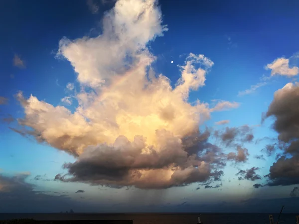 投稿：早朝の虹と月