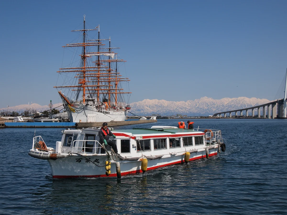 投稿写真：帆船と遊覧船