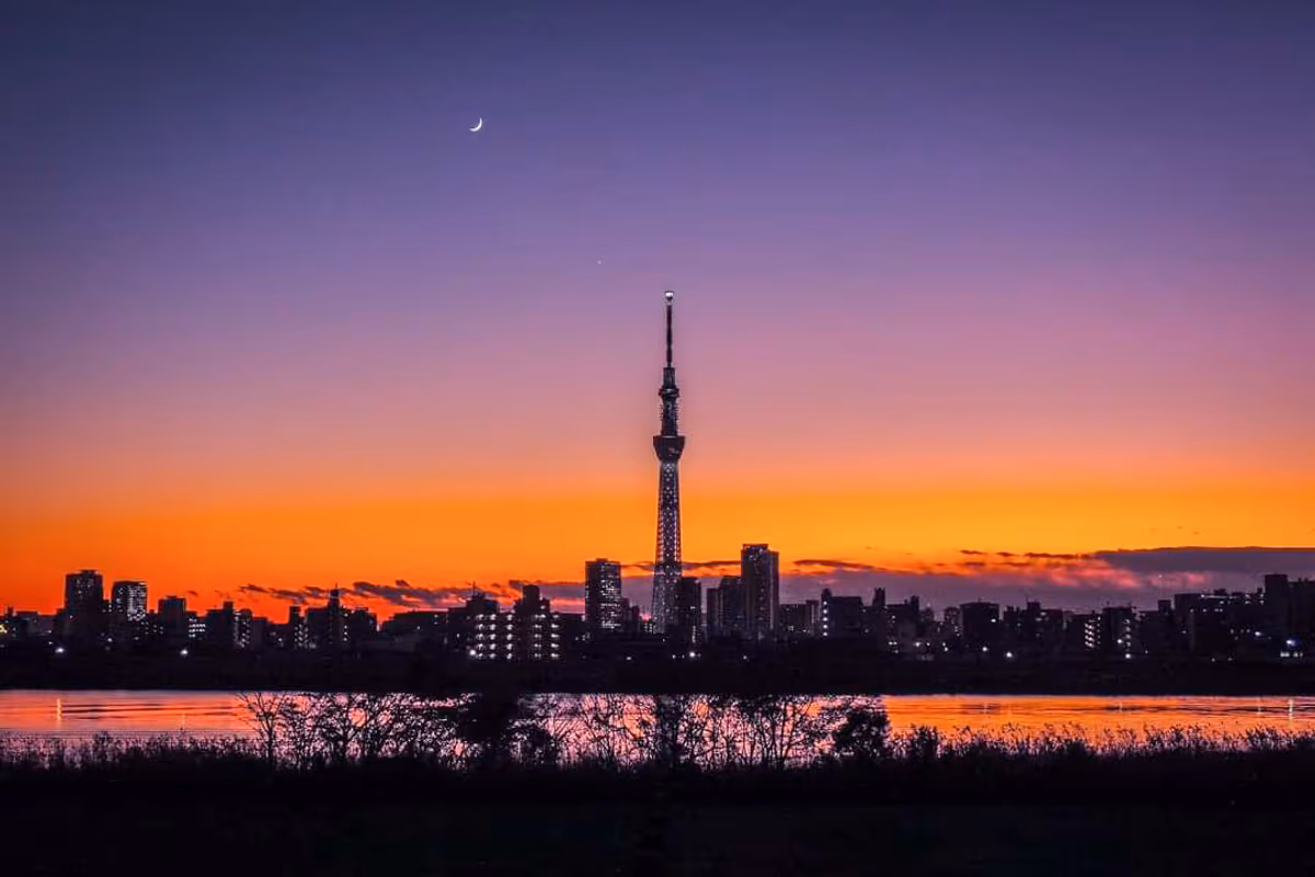投稿写真：マジックアワーのスカイツリーと三日月・金星