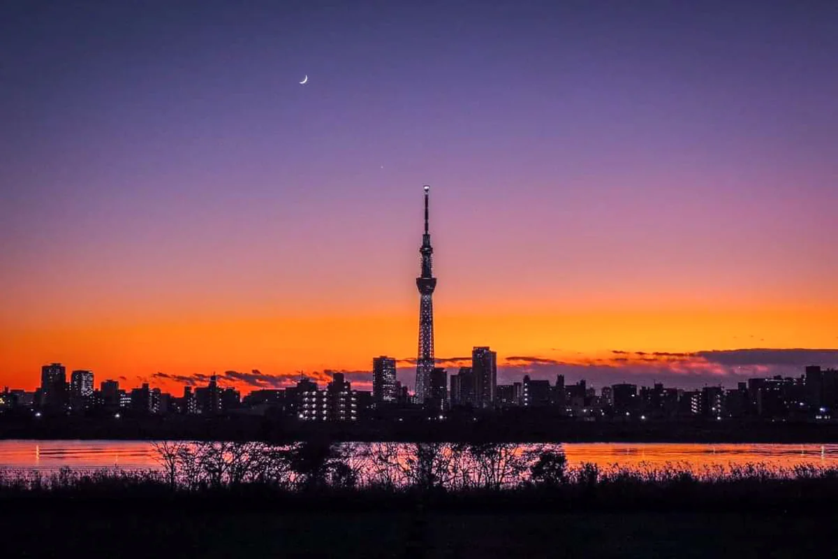 投稿写真：マジックアワーのスカイツリーと三日月・金星