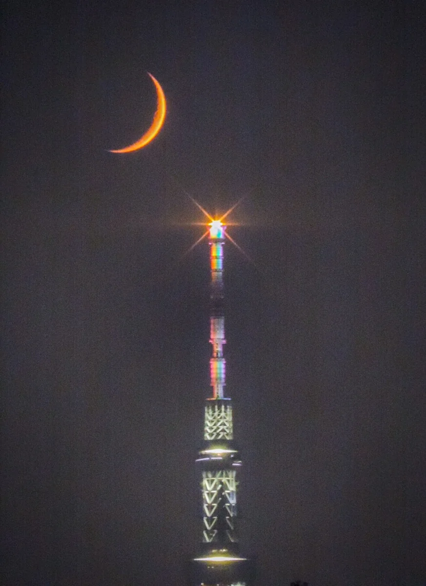 投稿写真：四日月と虹色スカイツリー