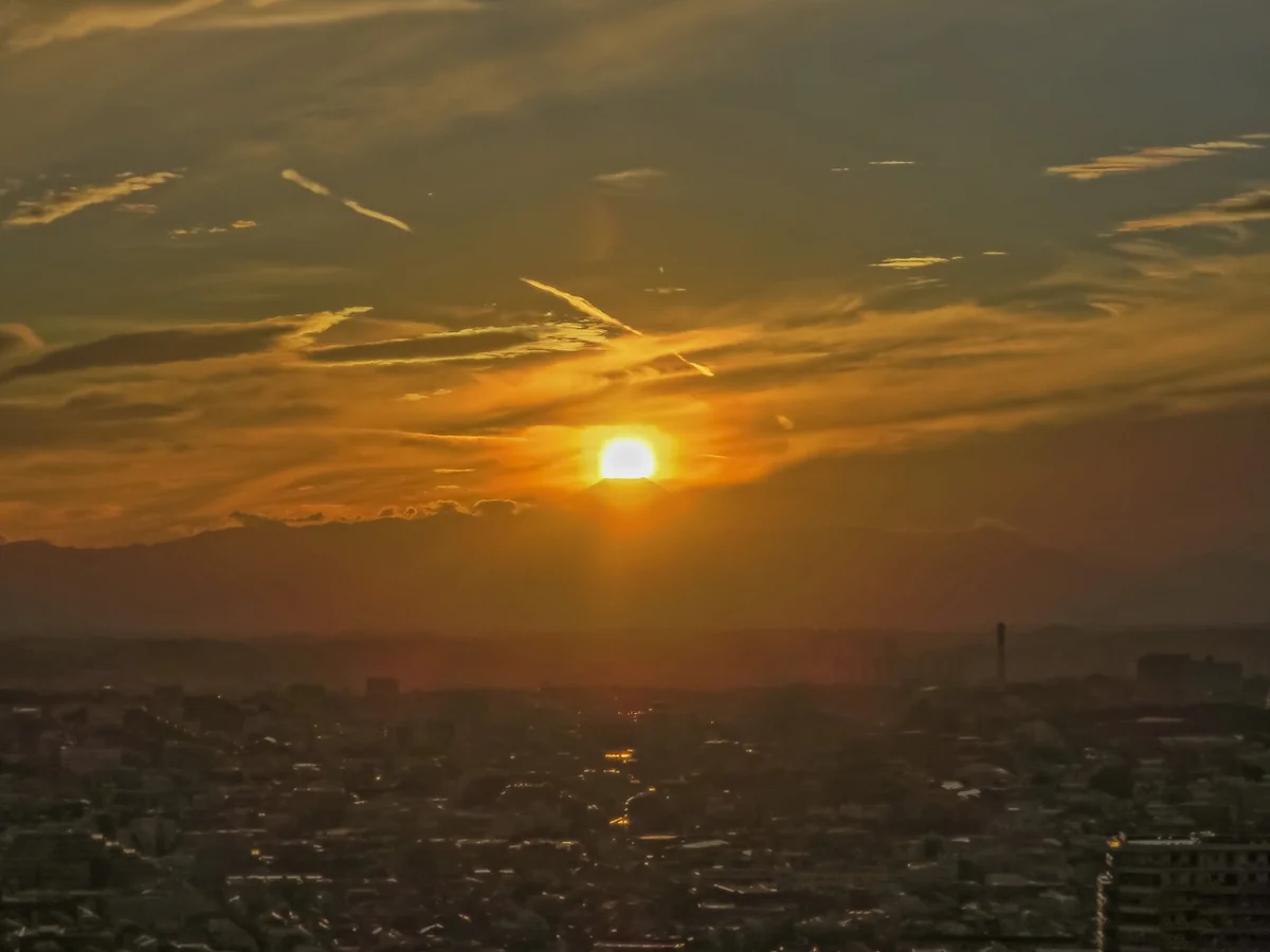 投稿写真：雲越しのダイヤモンド富士