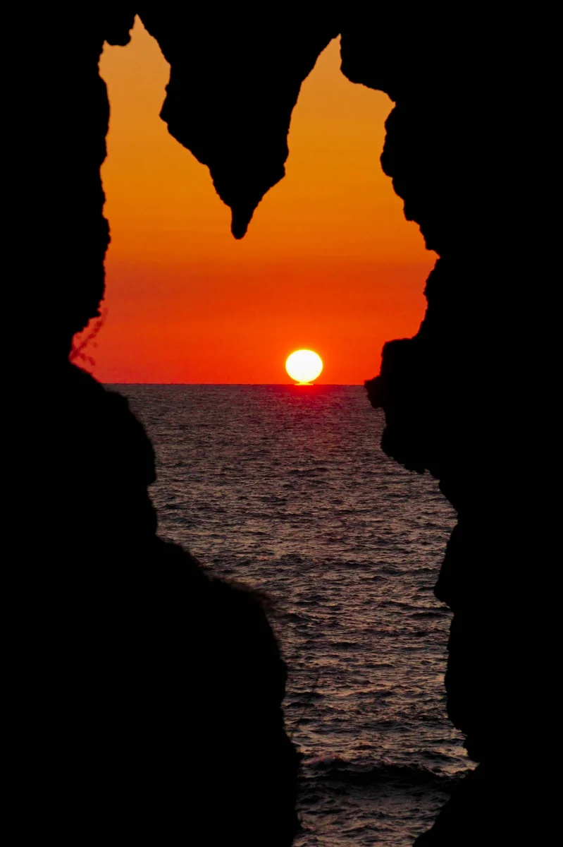 投稿写真：弁慶のはさみ岩に夕陽が落ちる春分の頃